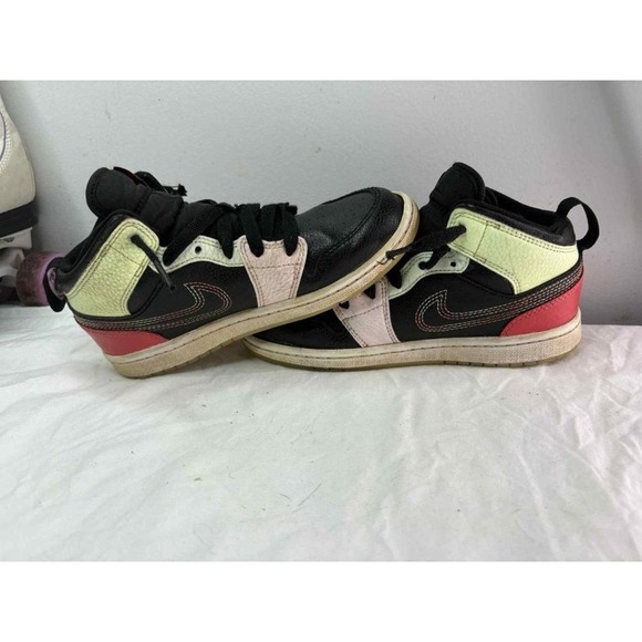 Nike Air Jordan 1 Kids Size 1.5 Mid SE Glow In The Dark Sneakers 2019 - Picture 2 of 6